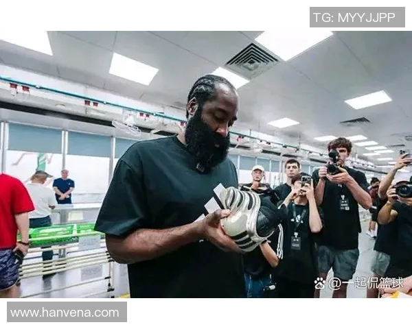 小里：哈登在具有勒布朗、斯蒂芬的时代赢得MVP，有必要给予他尊重